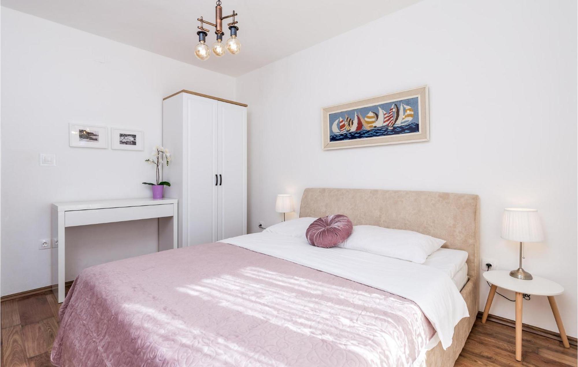 4 Bedroom Awesome Apartment In Sveti Juraj Exteriör bild
