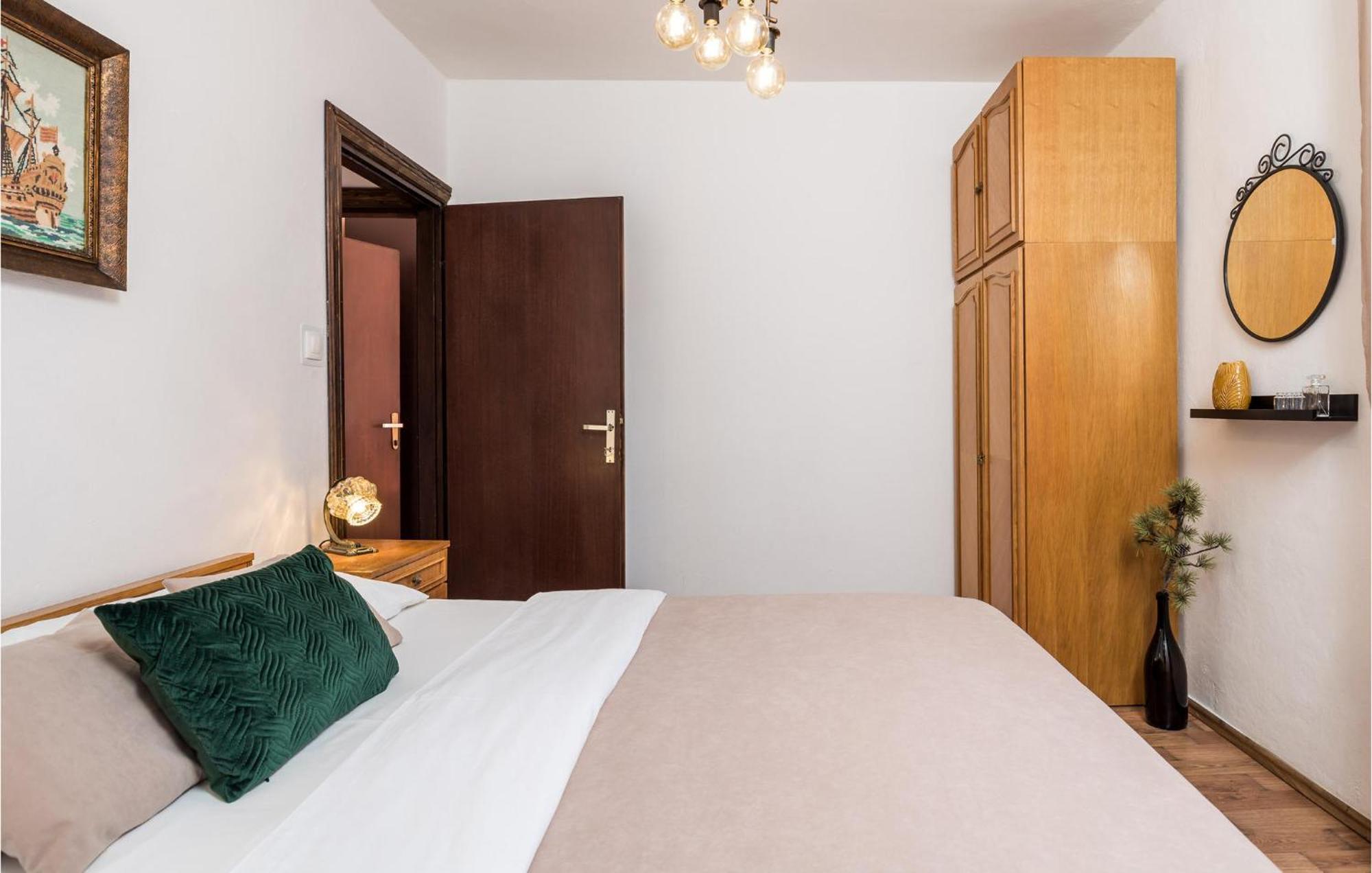 4 Bedroom Awesome Apartment In Sveti Juraj Exteriör bild