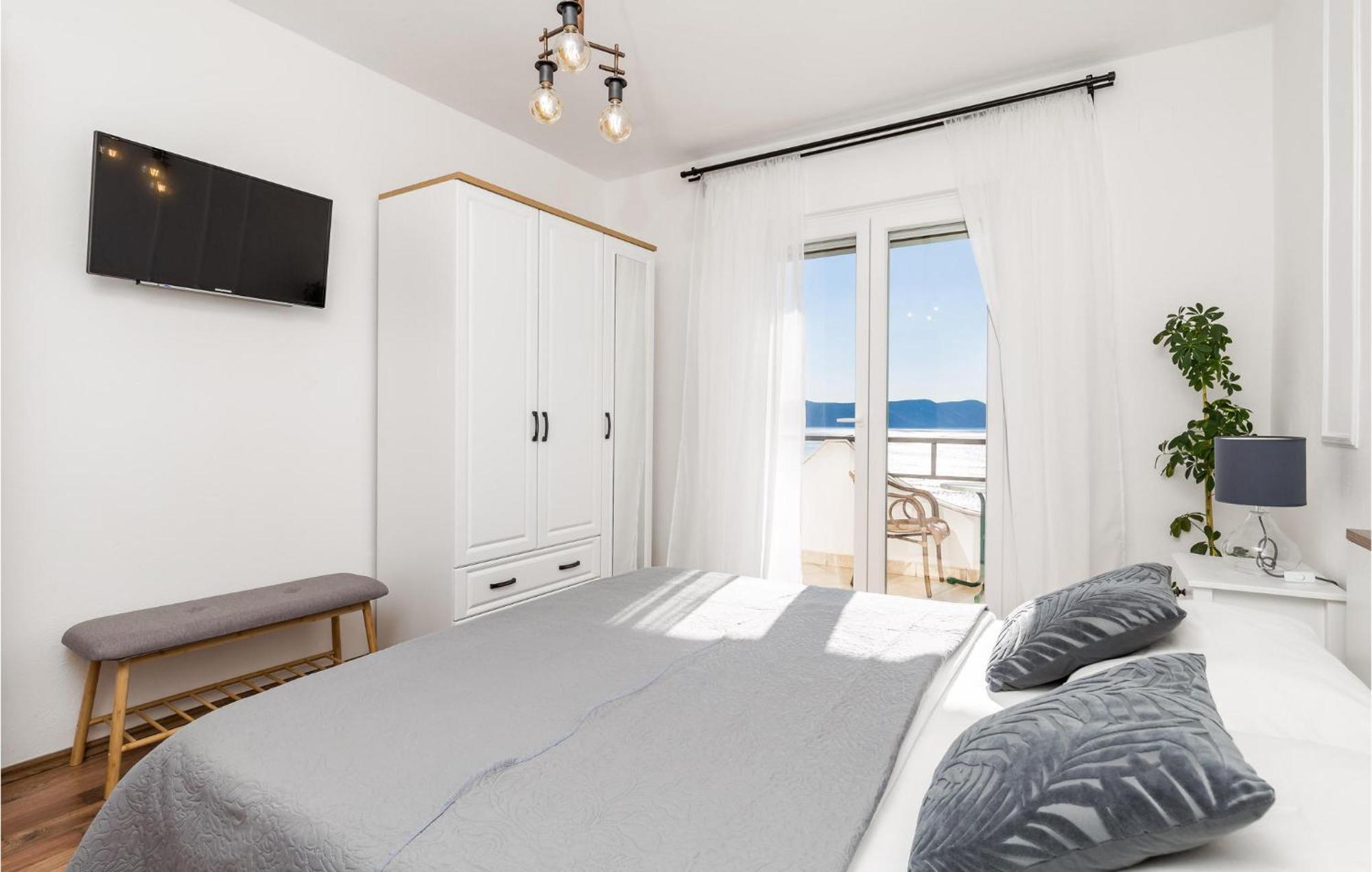 4 Bedroom Awesome Apartment In Sveti Juraj Exteriör bild
