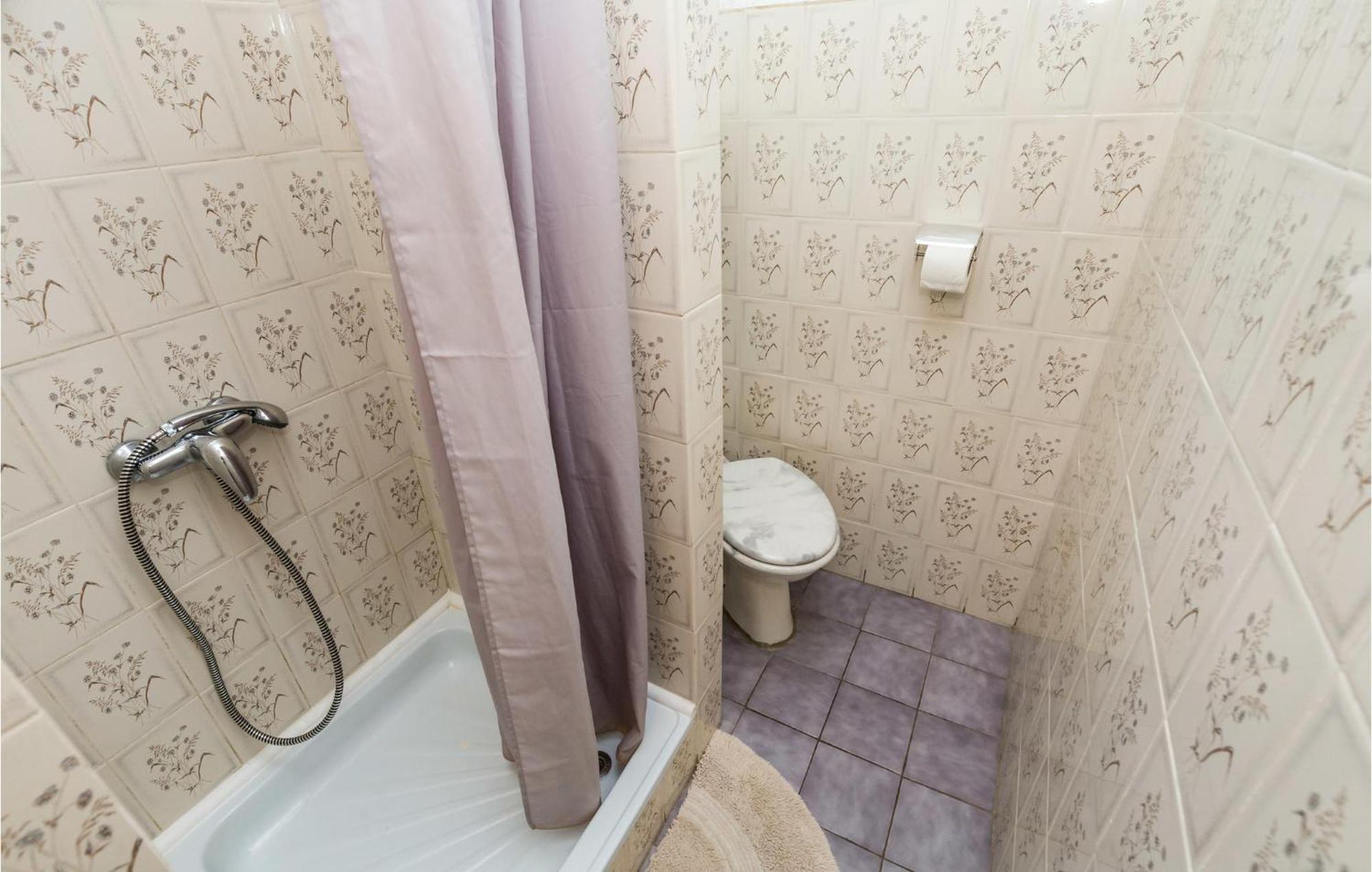 4 Bedroom Awesome Apartment In Sveti Juraj Exteriör bild