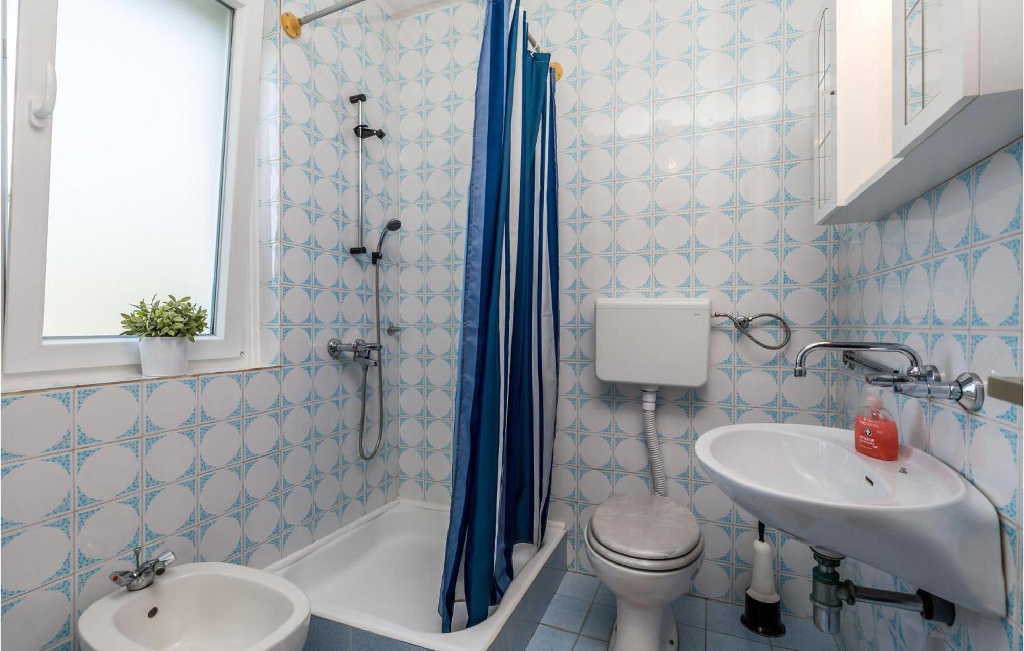4 Bedroom Awesome Apartment In Sveti Juraj Exteriör bild